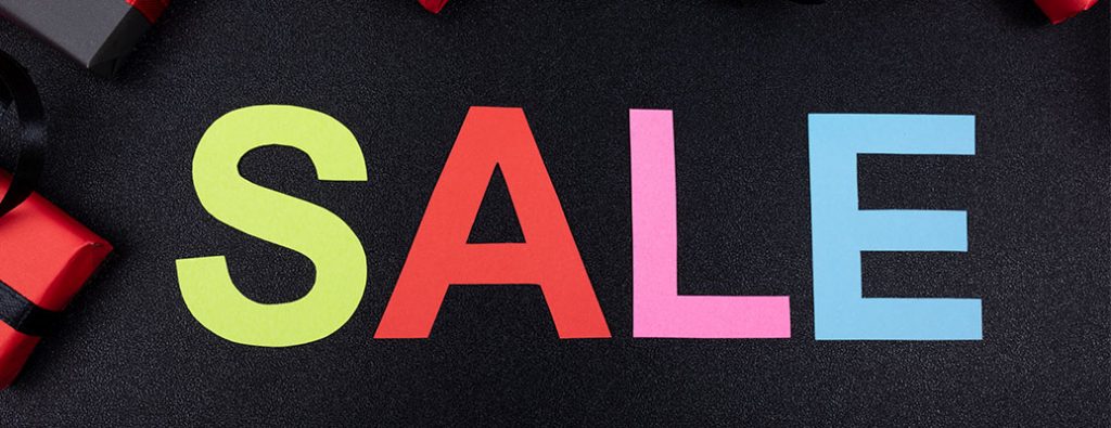 VENTE épelé avec des lettres en papier