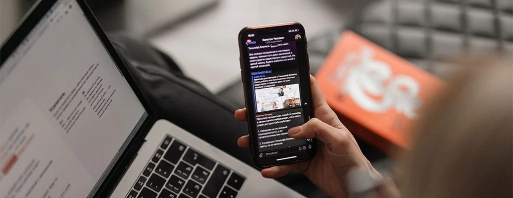 une personne au téléphone regarde ses e-mails