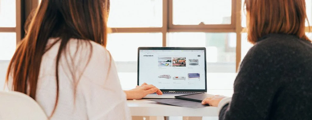 deux personnes regardent toutes les deux un ordinateur