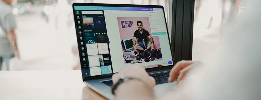 une personne travaillant sur du contenu sur un ordinateur