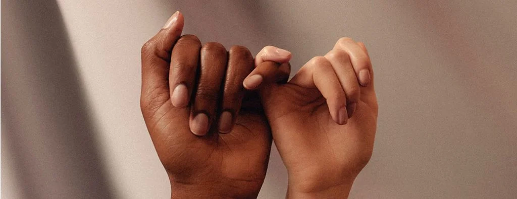 deux personnes pinky promettant