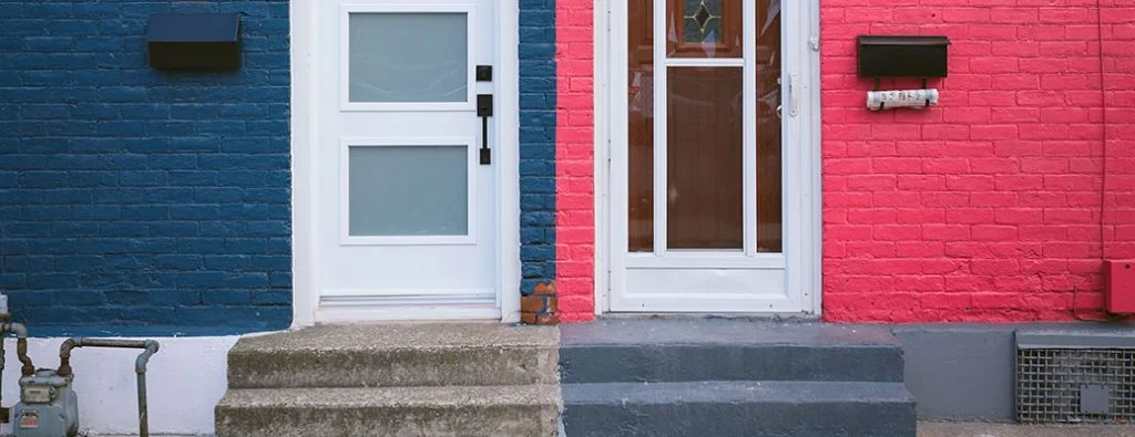 un bâtiment divisé au milieu avec de la peinture de différentes couleurs