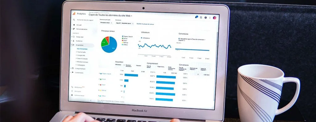 bir bilgisayarda analitik ekranı açık