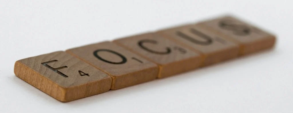 Scrabble parçaları ile Spelled koymak Odak