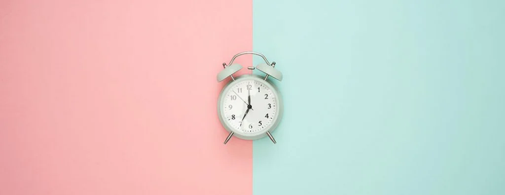 Pürüzsüz bir yüzey üzerinde düz Çalar Saat