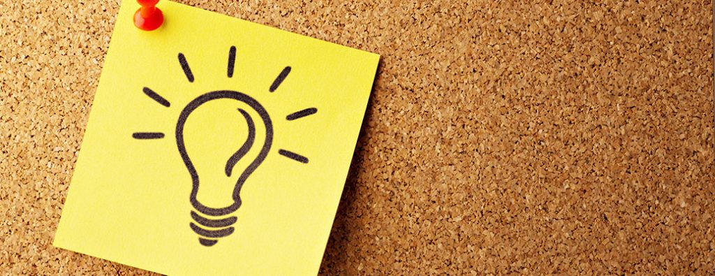 Lampadina scritta su un foglietto adesivo