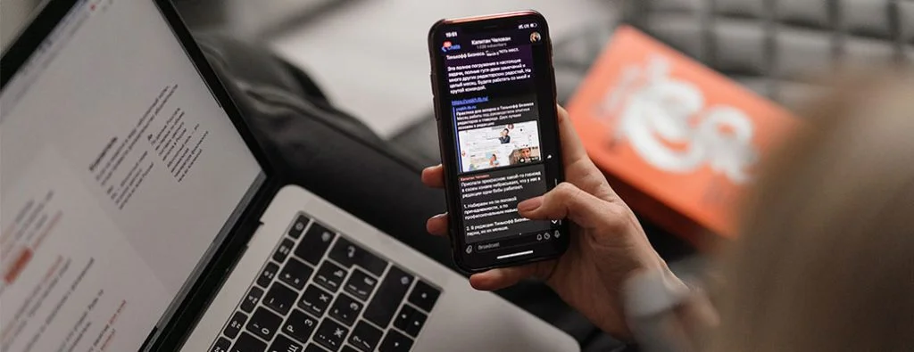 Persona che controlla la posta elettronica