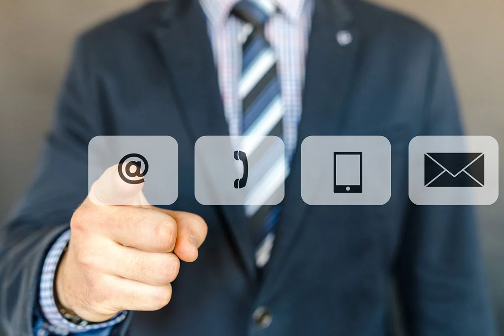 iletişim seçeneği olarak e-posta, arama veya sohbet içeren bir ekran