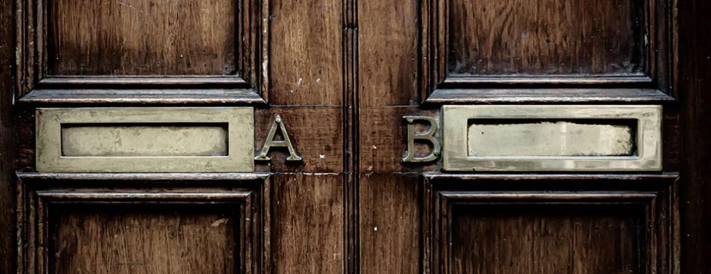 서로 옆에 있는 문에 있는 문자 A와 B