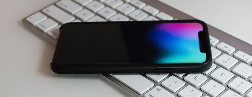 키보드 위의 스마트폰