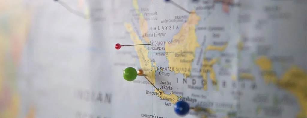 una mappa con puntine su determinate posizioni