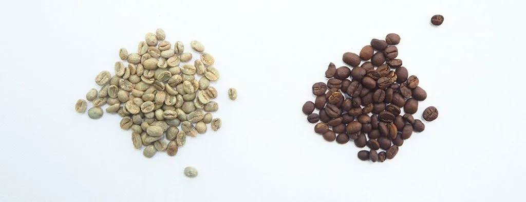 2つの異なる色のコーヒー豆