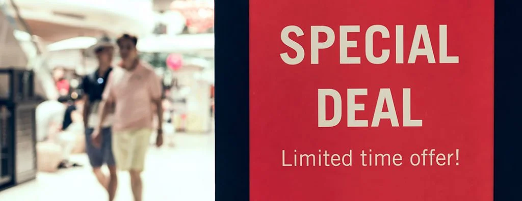 ข้อเสนอพิเศษ ข้อเสนอจำกัดเวลาเขียนบนป้ายในห้างสรรพสินค้า