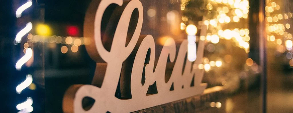 ป้ายในหน้าต่างที่เขียนว่า local