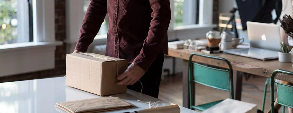 คนเตรียมห่อของสำหรับส่ง