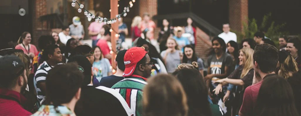 ผู้คนที่ยืนอยู่รอบ ๆ เหตุการณ์