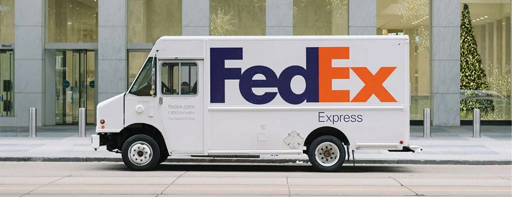 รถบรรทุกเฟดเอ็กซ์จอดอยู่นอกอาคาร