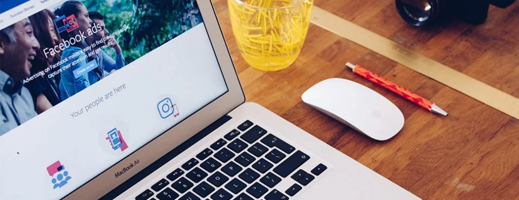 หน้าแรกของโฆษณา Facebook เปิดขึ้นบนแล็ปท็อป