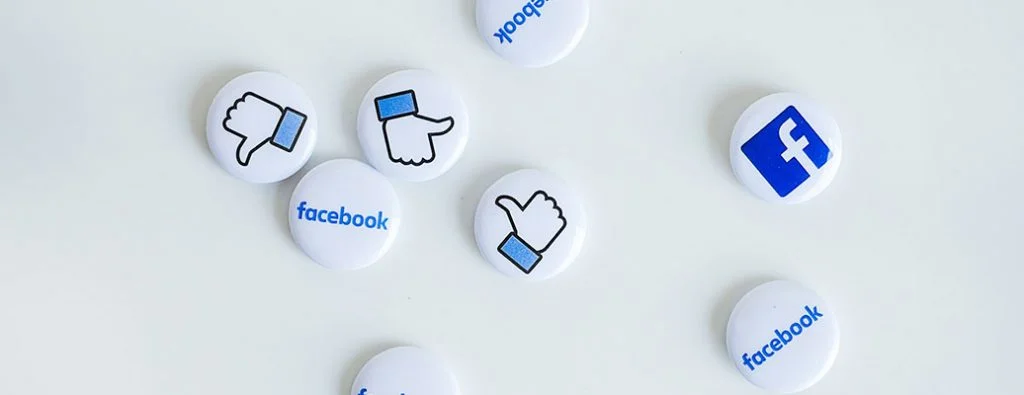 ไอคอน Facebook Like และโลโก้ Facebook ทั้งหมดอยู่บนหมุด