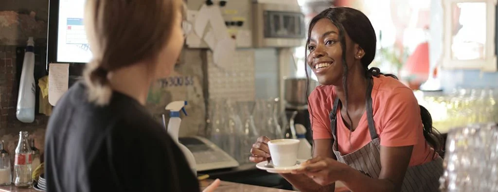 มีคนยิ้มคุยกับลูกค้า