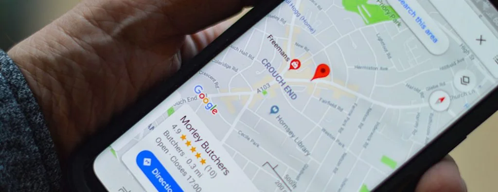 google maps เปิดบนโทรศัพท์ของใครบางคนโดยมีหมุดปักอยู่ที่ตำแหน่ง