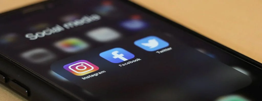 電話にダウンロードされたソーシャルメディアアプリ