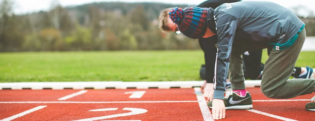 レースの準備ができているトラックフィールドに並んだ2人