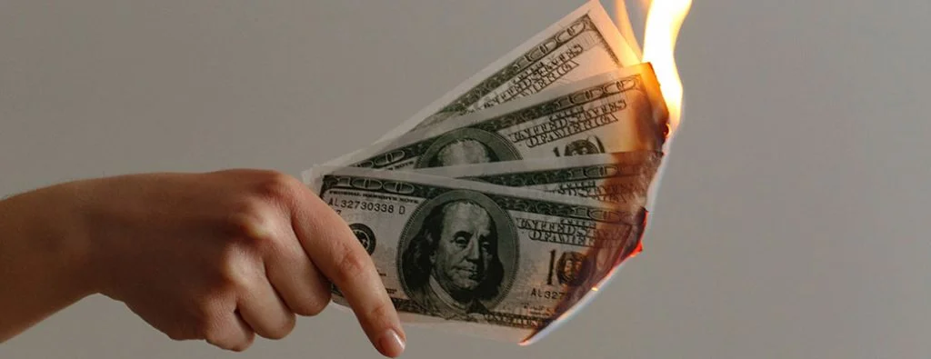 bruciare soldi