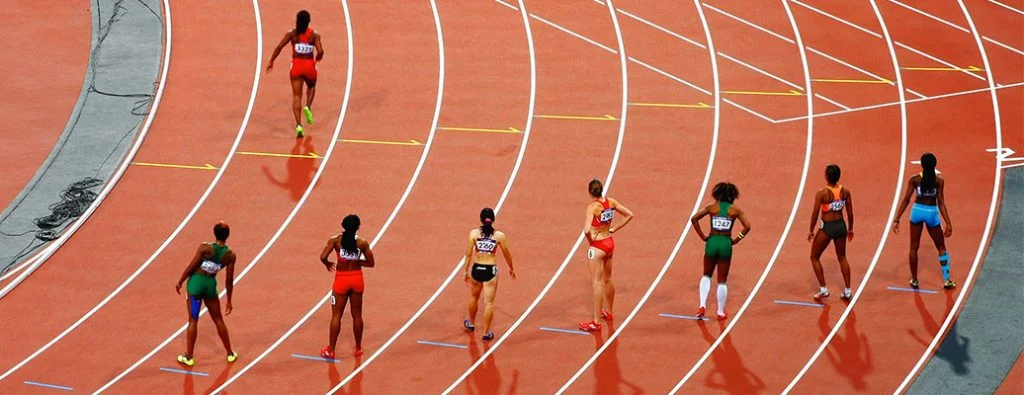 persone che stanno per correre su una pista