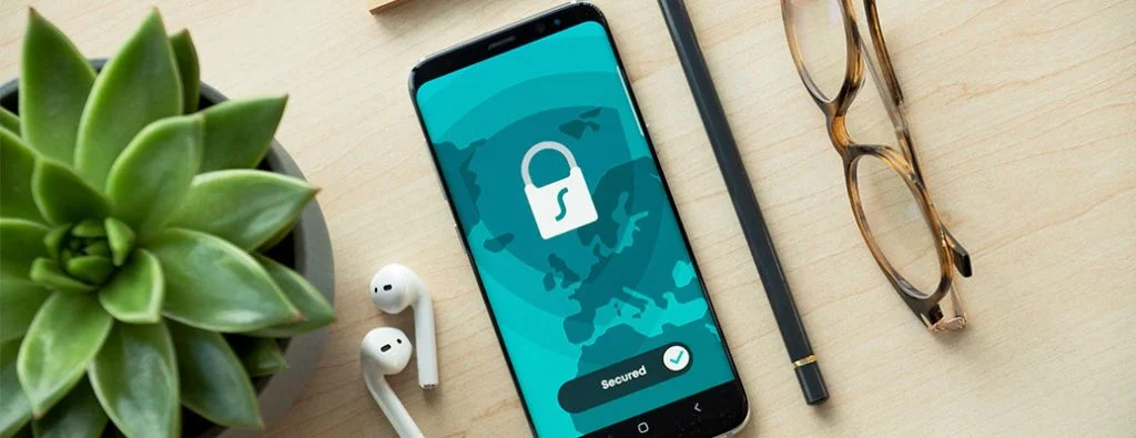 パスワードを保護する画面上の南京錠付きの電話