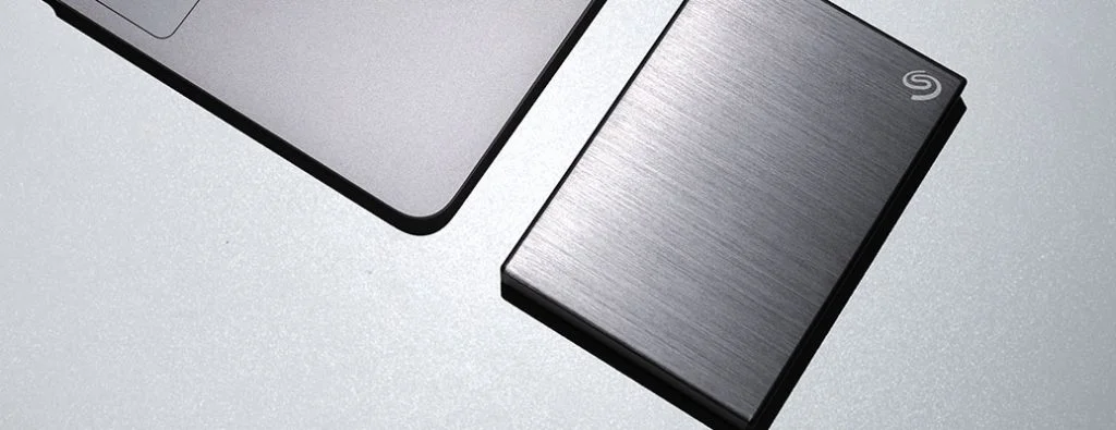 机の上のハードドライブのバックアップ