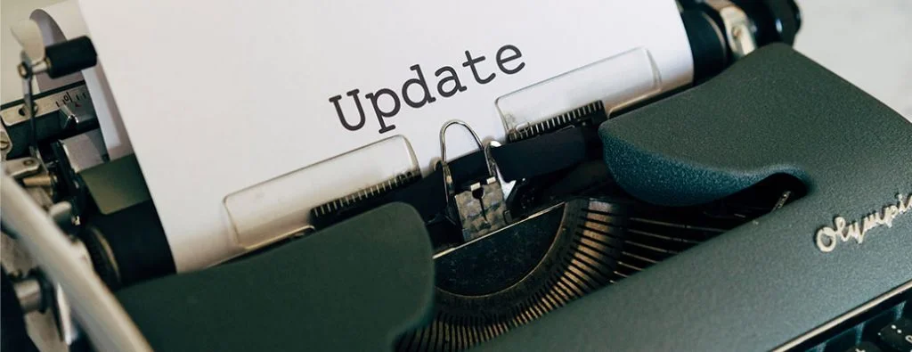 タイプライターを使用して一枚の紙にタイプアウトされた更新