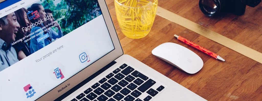 Les publicités Facebook s'ouvrent sur un ordinateur