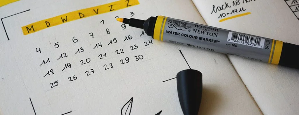 calendrier écrit à la main avec un sharpie posé dessus
