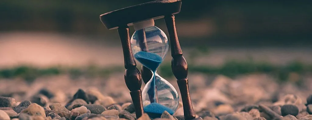 sablier compte à rebours sur une plage