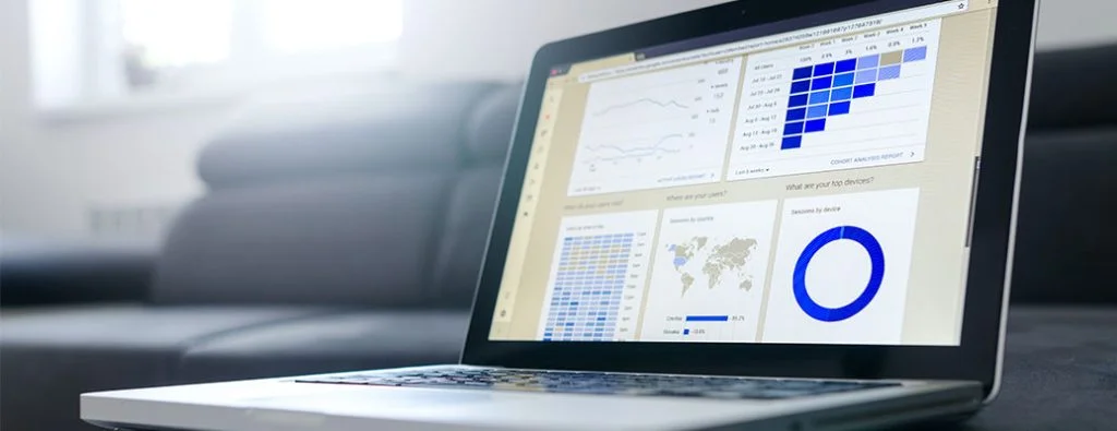 コンピューター画面上のデータとチャート