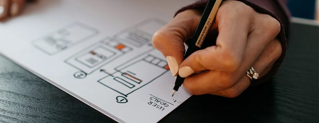 kağıt üzerinde bir web sitesini taklit eden bir kişi