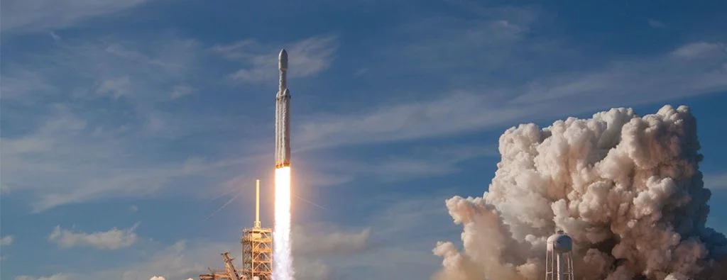 bir roket gemisi kalkıyor