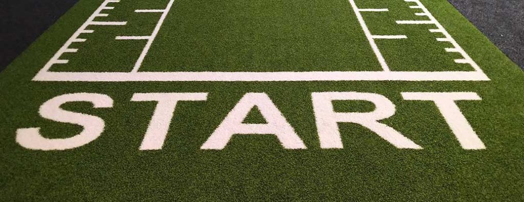 um pedaço de grama com início escrito nele