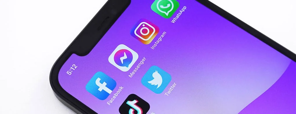 aplicativos de mídia social baixados em um smartphone