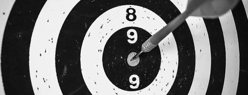 une fléchette sur un jeu de fléchettes