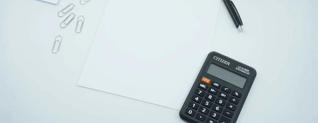 une calculatrice sur un bureau