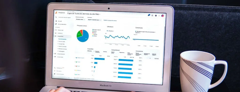 personne regardant google analytics