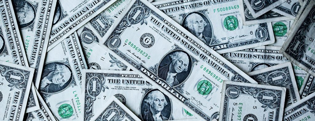 argent étalé dans une pile