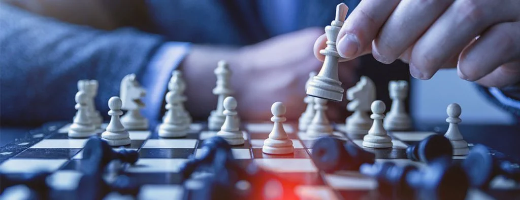 personne jouant aux échecs