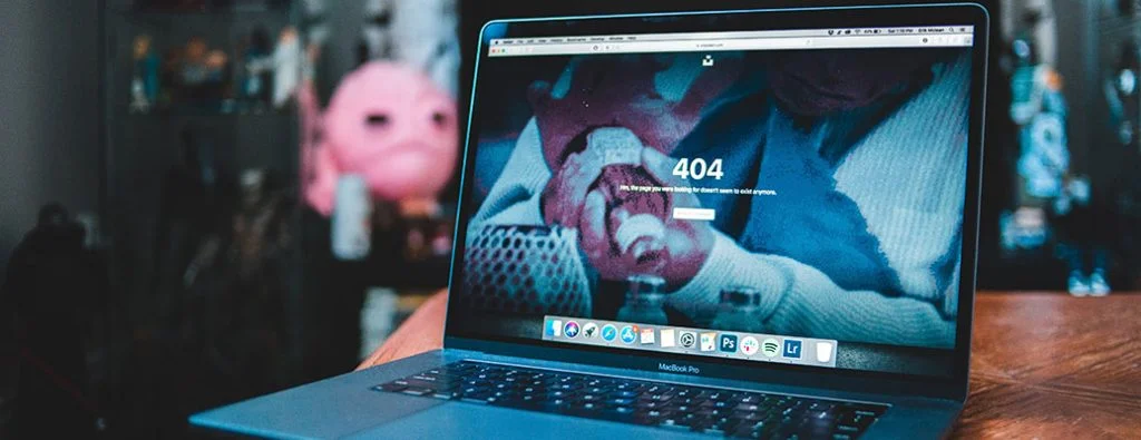un ordinateur avec une page 404 ouverte dessus