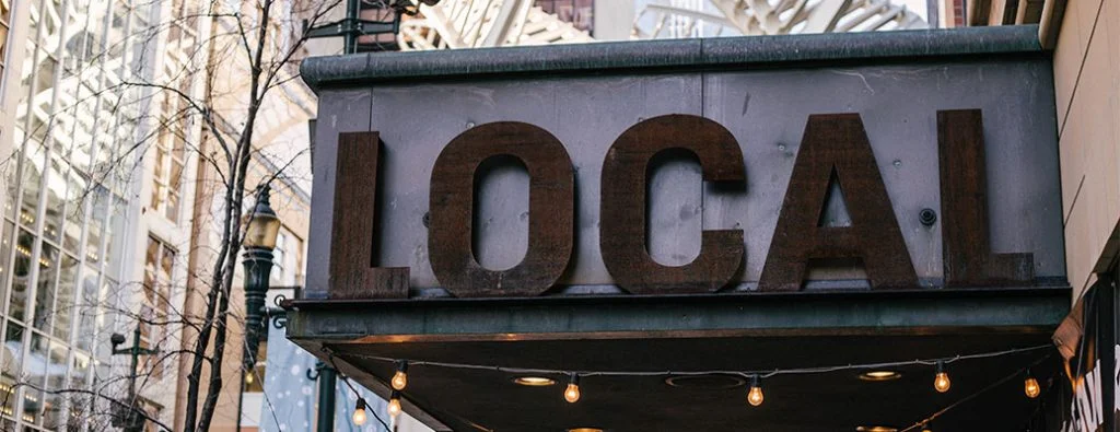 un panneau à l'extérieur sur lequel est écrit local