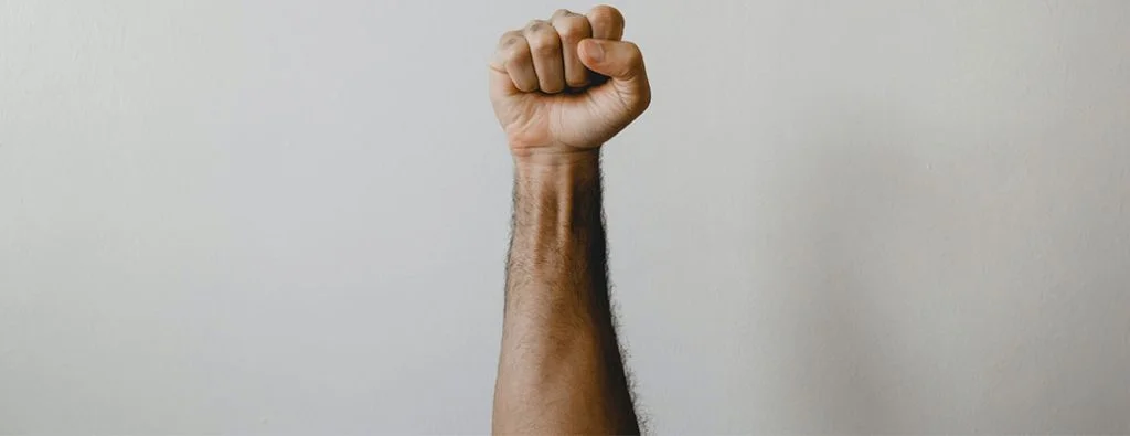 une personne brandissant un poing