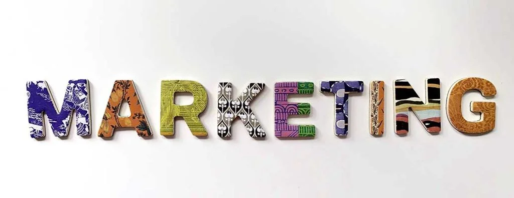 用陶瓷字母拼出的营销