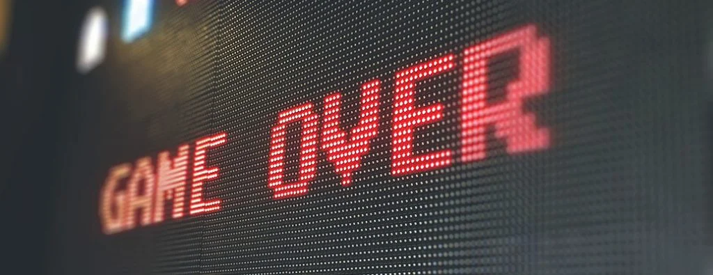 画面上の太字のゲームオーバー